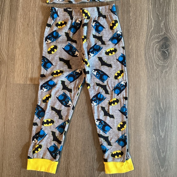 2 pairs of boys Batman pajama sets - Picture 8 of 9